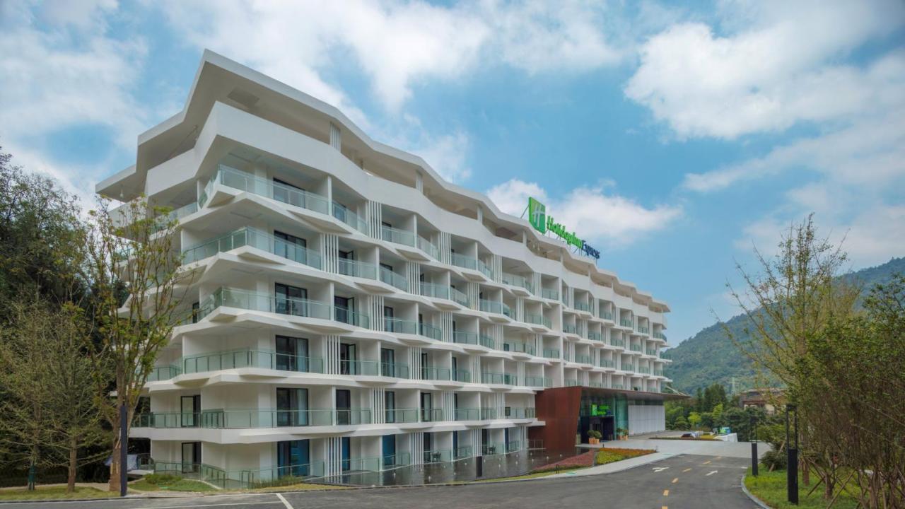Holiday Inn Express Qiliping By Ihg Emeishan City Exterior photo