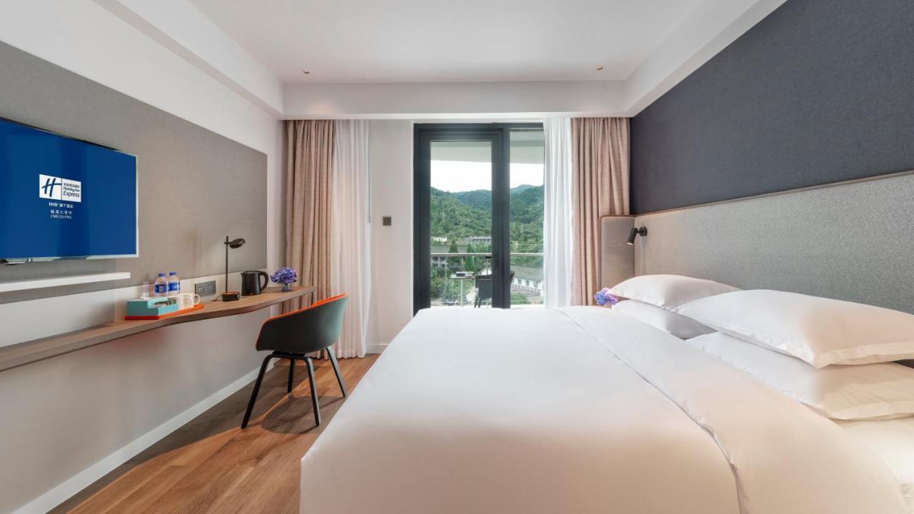Holiday Inn Express Qiliping By Ihg Emeishan City Exterior photo