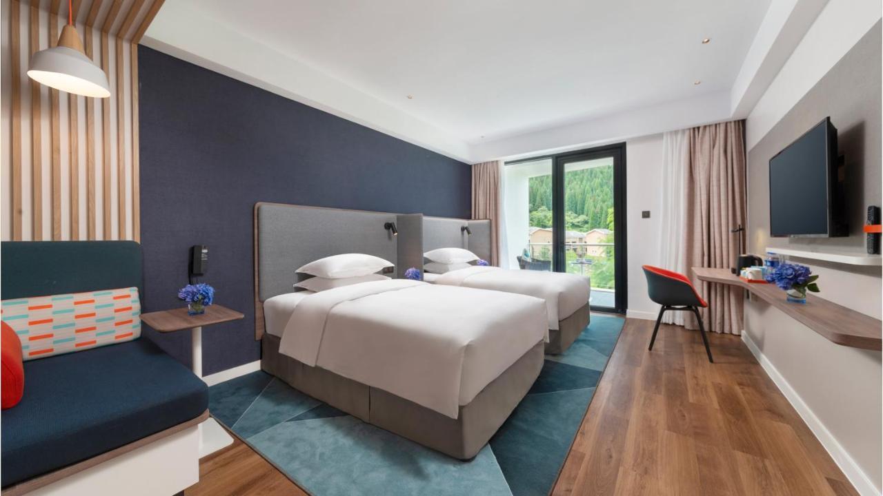 Holiday Inn Express Qiliping By Ihg Emeishan City Exterior photo