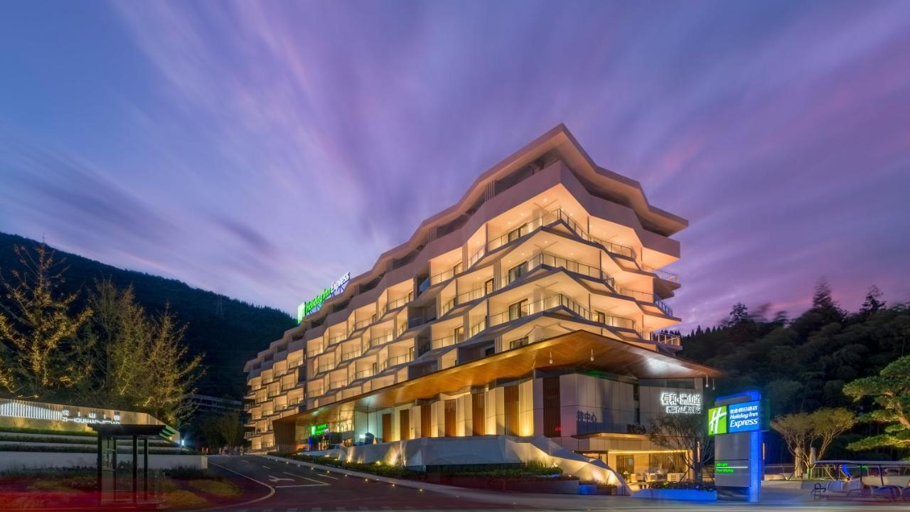 Holiday Inn Express Qiliping By Ihg Emeishan City Exterior photo