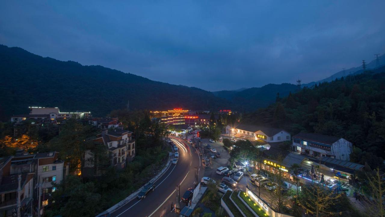 Holiday Inn Express Qiliping By Ihg Emeishan City Exterior photo